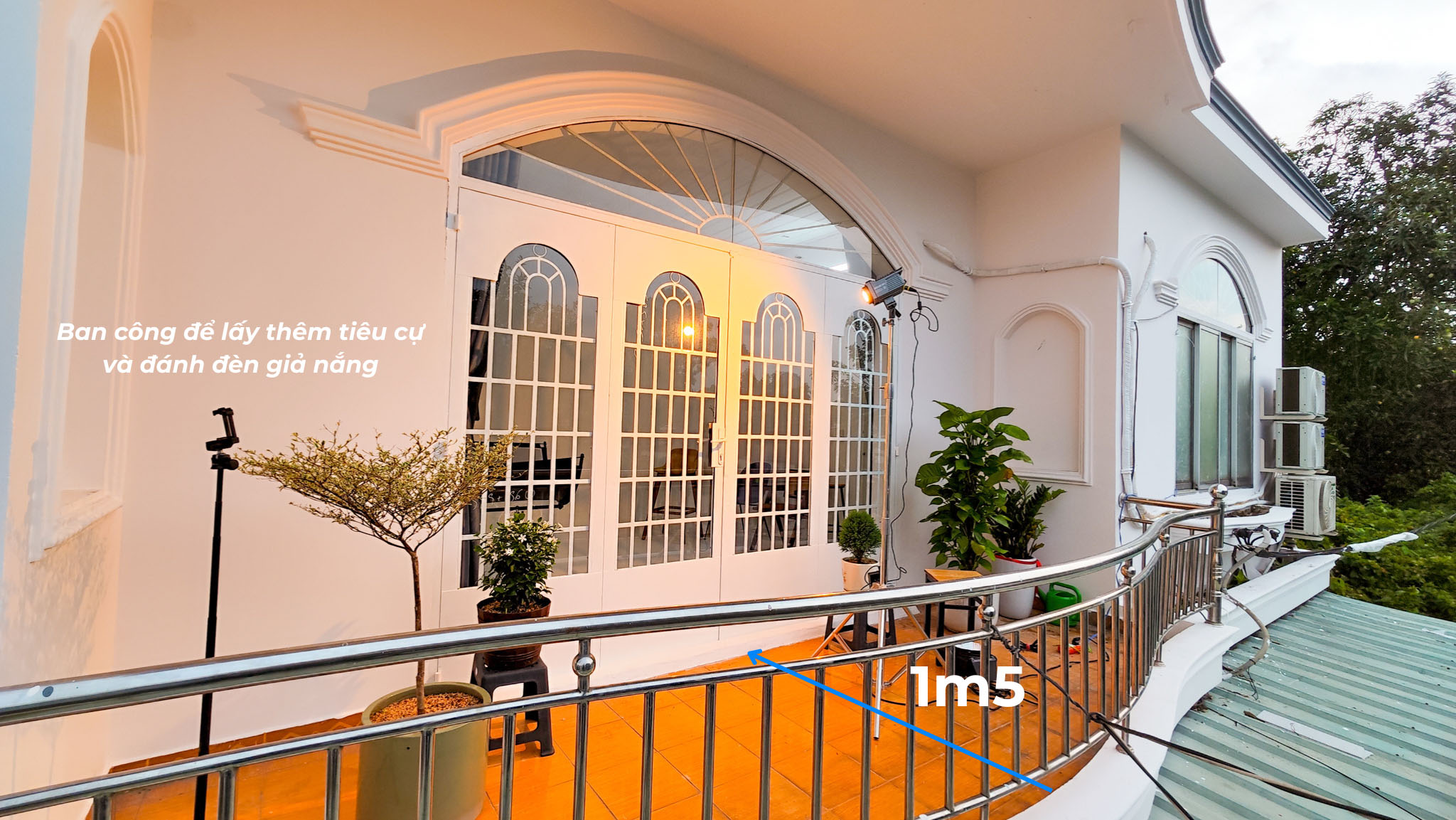 Cyclorama 18,8 m² VuHueStudio Thủ Đức với ban công cửa lớn vintage, kết nối phòng makeup 12,6 m²