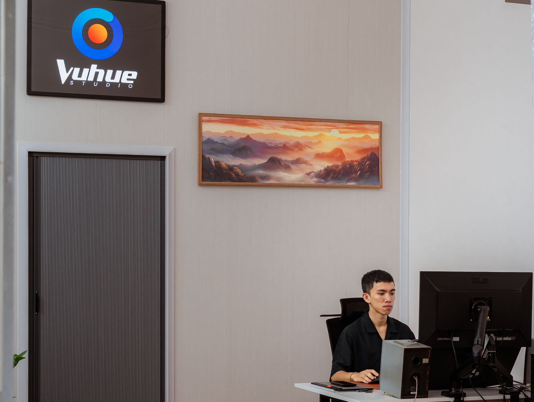 Kỹ thuật viên VuHueStudio chỉnh sửa và render video doanh nghiệp trên workstation