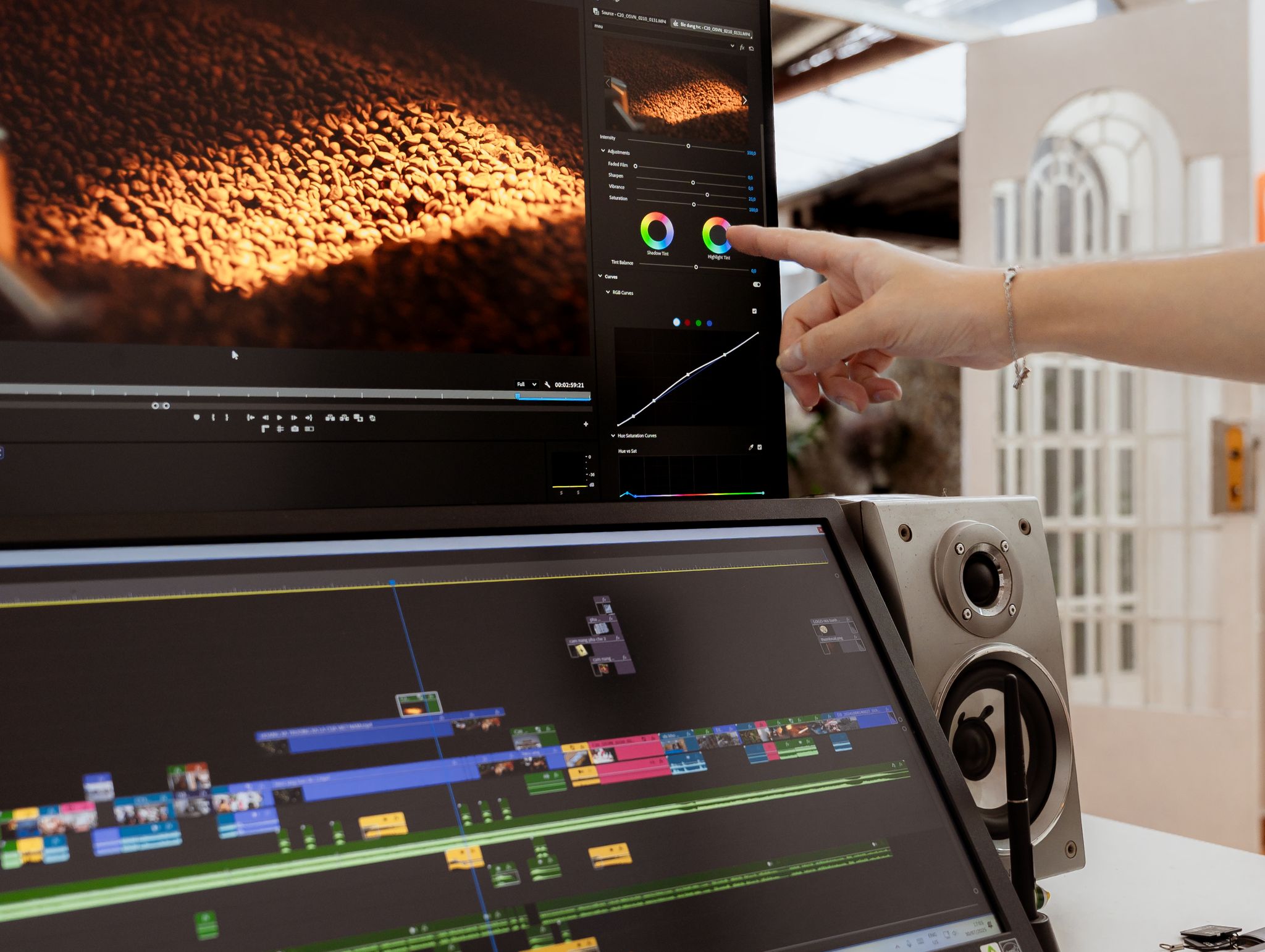Hậu kỳ color grading video doanh nghiệp với curve và color wheels