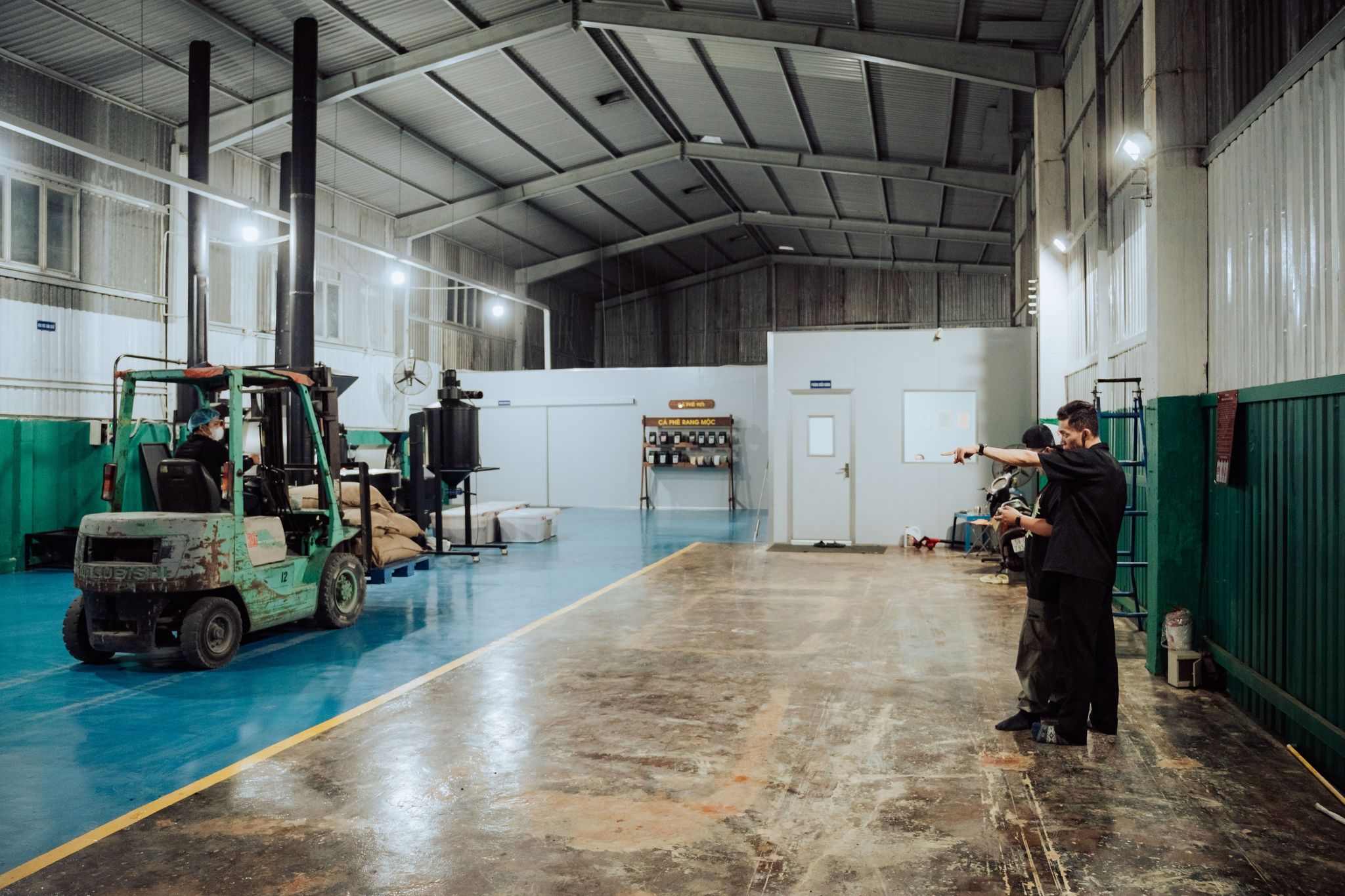 hậu trường quay phim doanh nghiệp tại Thủ Đức – cảnh xe nâng di chuyển nguyên liệu