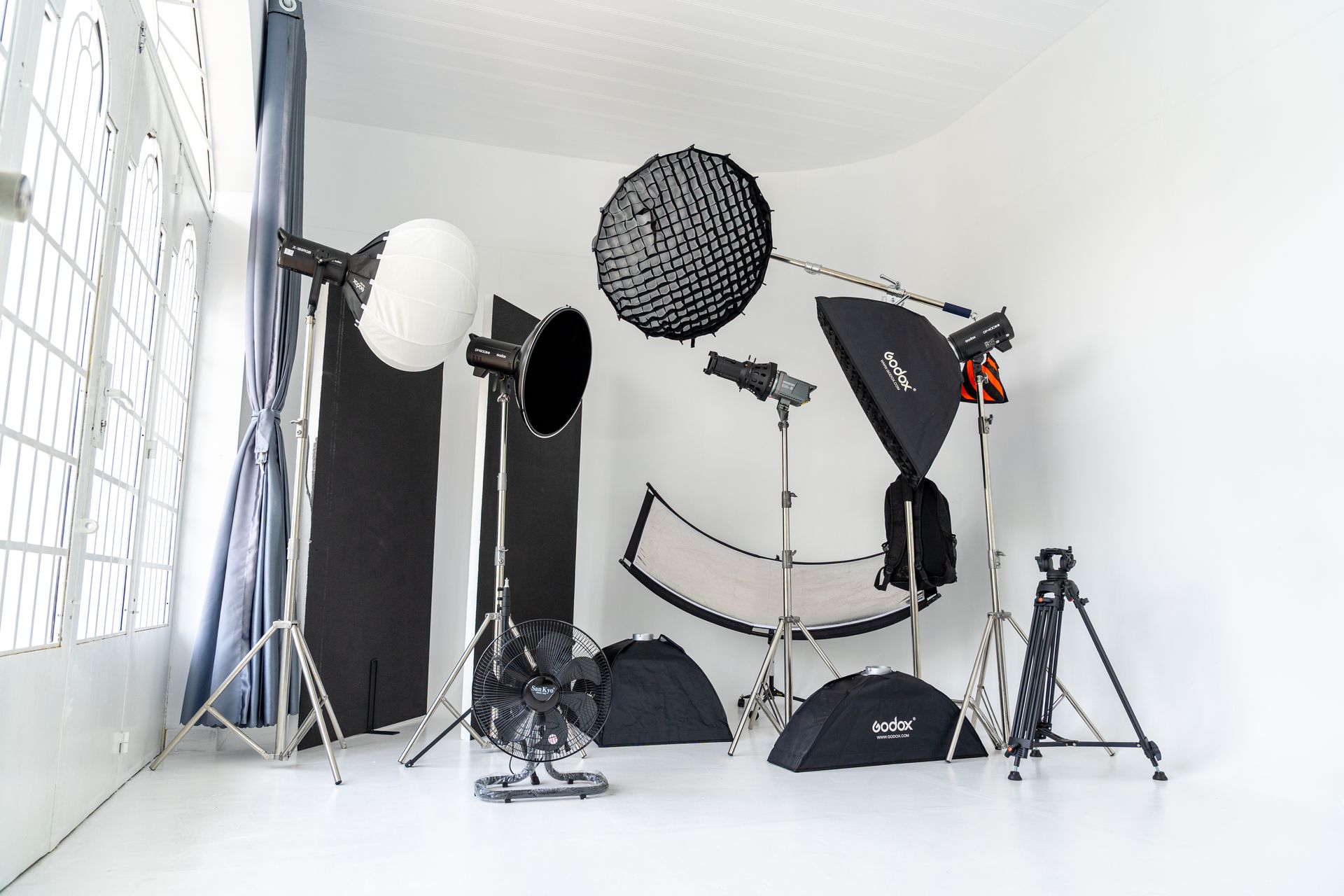 Toàn cảnh studio cyclorama trắng tại VuHueStudio Thủ Đức với hệ đèn Godox & modifiers