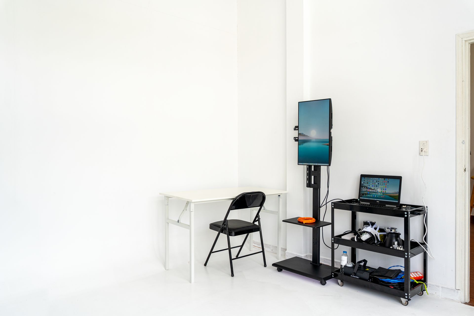Bàn chụp beauty và màn hình preview, xe đẩy máy tính trong studio VuHueStudio