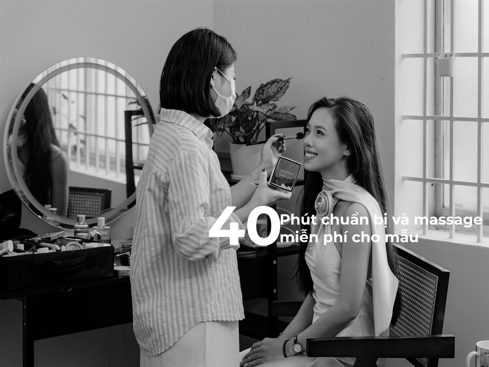 Hậu trường make-up tại Vu Hue Studio với thông điệp “40 phút chuẩn bị và massage miễn phí cho mẫu”.