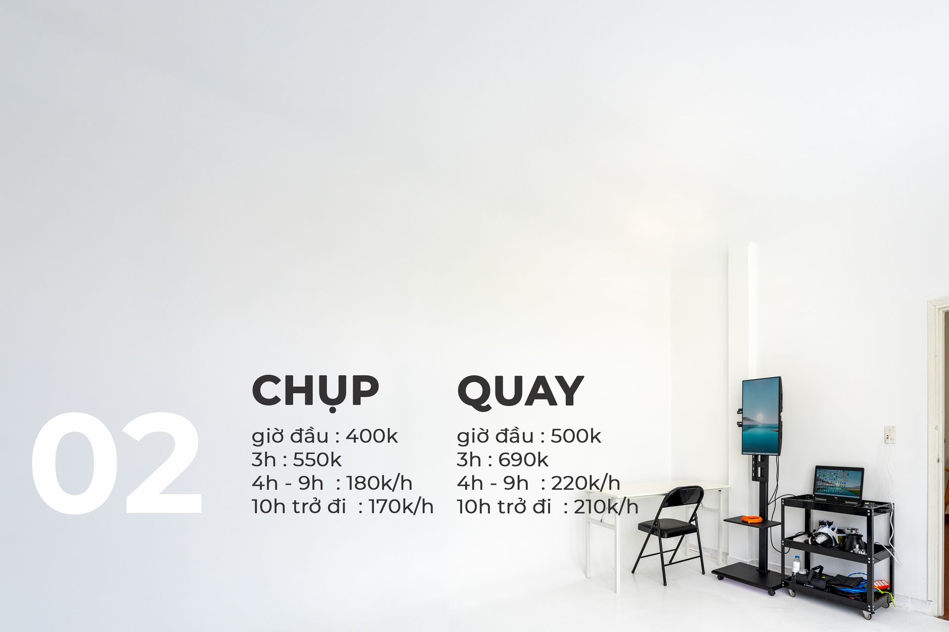 Bảng giá Vu Hue Studio: chụp – giờ đầu 400k; 3h 550k; 4–9h 180k/giờ; từ 10h 170k/giờ. Quay – giờ đầu 500k; 3h 690k; 4–9h 220k/giờ; từ 10h 210k/giờ.