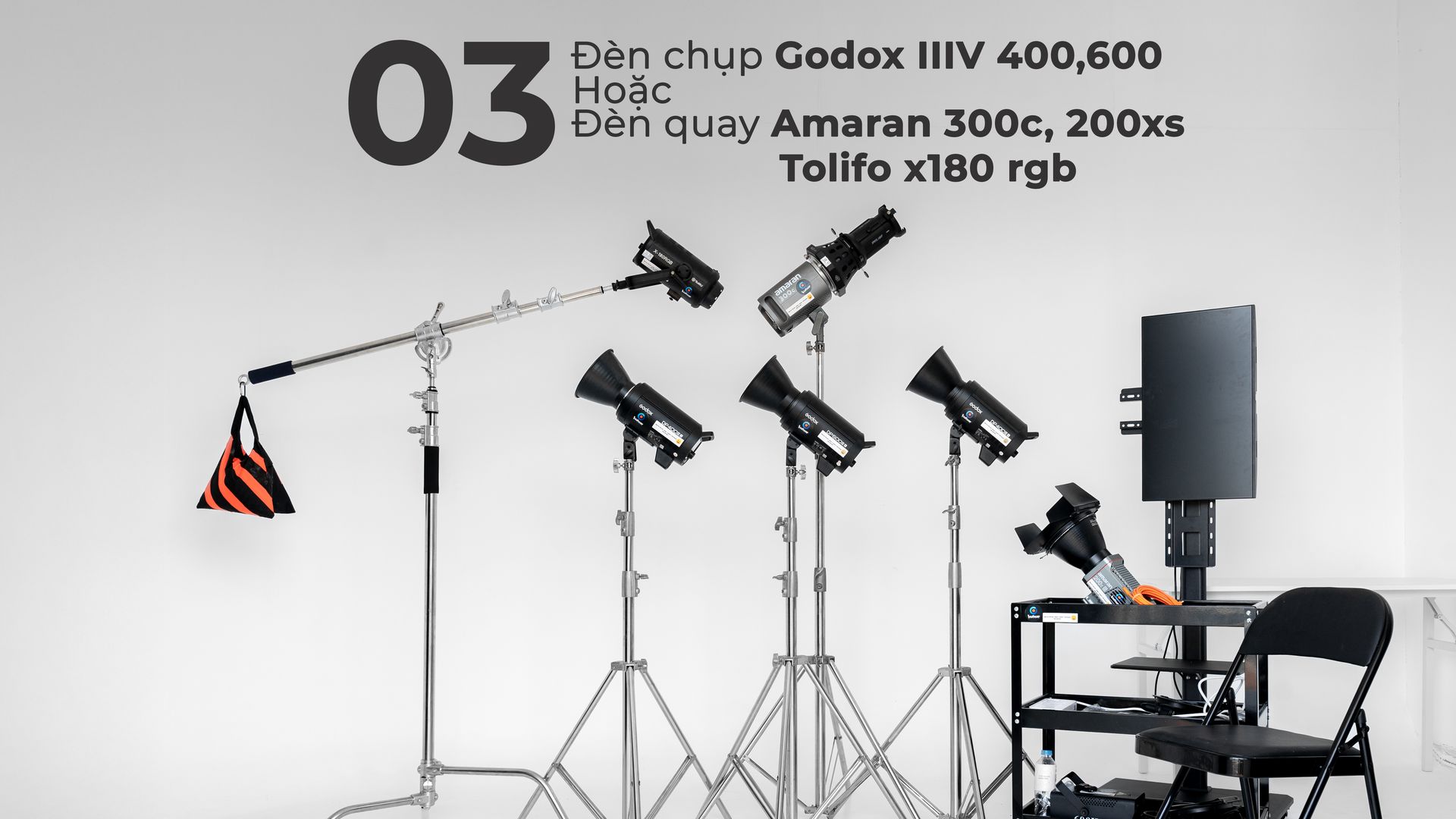 Dàn đèn studio: đèn chụp Godox 400/600 hoặc đèn quay Amaran 300c, 200x S và Tolifo X-180RGB, kèm boom arm và C-stand.