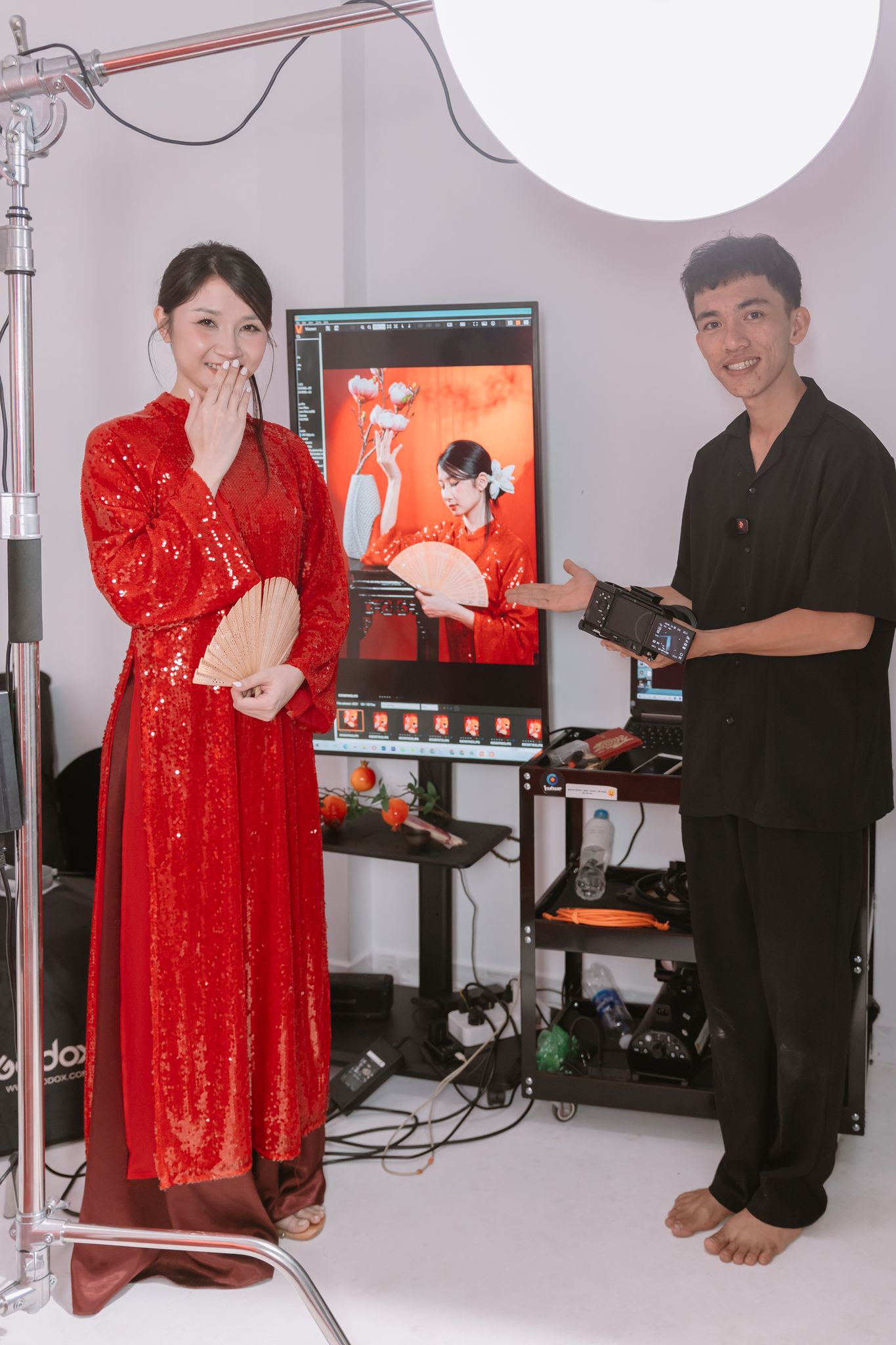Ekip và khách chụp ảnh áo dài tại Thủ Đức - Vũ Huệ Studio