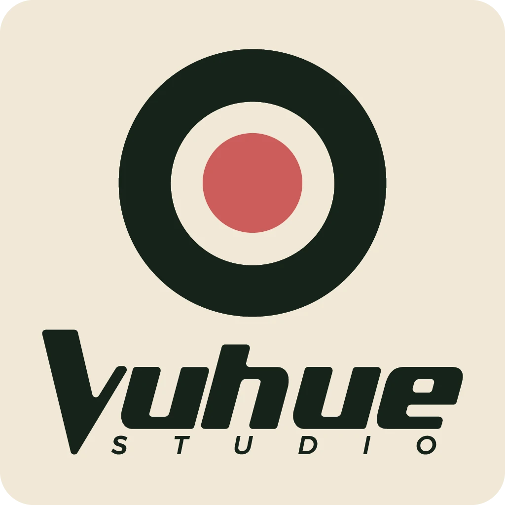 Vũ Huệ Studio — Logo chính nền Kem (Primary, Identity B chốt 2026-04-23)