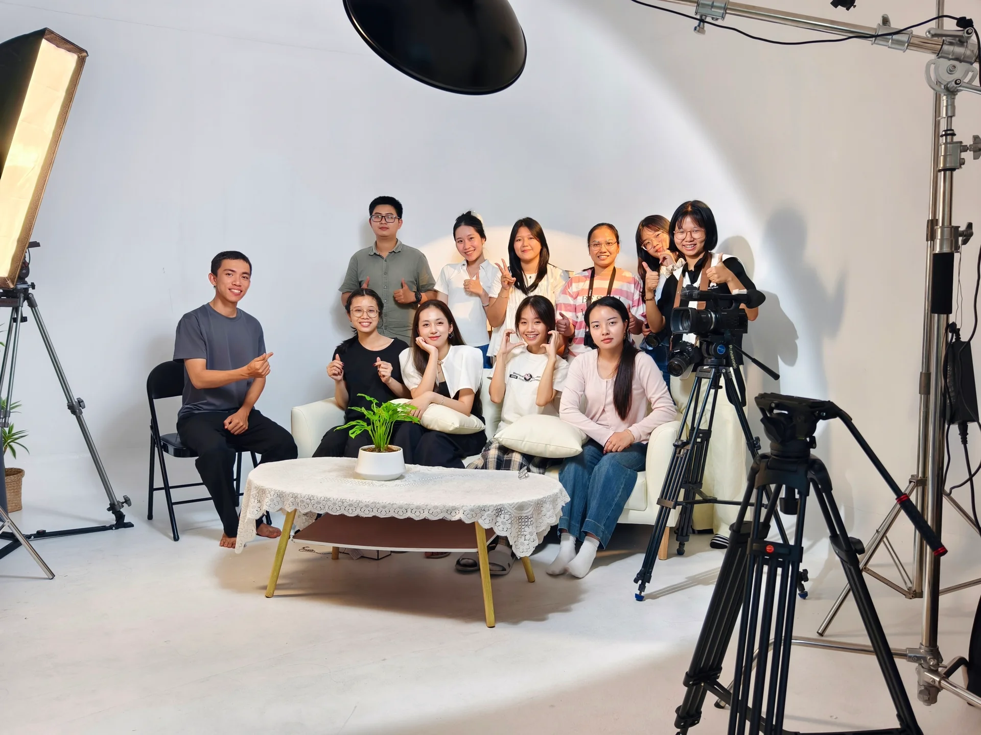 Hậu trường buổi phỏng vấn nhà báo sinh viên tại VuHue Studio Thủ Đức, bao chi