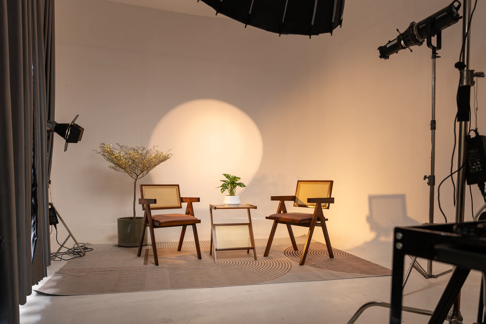 Bàn phỏng vấn ghế gỗ 2 chỗ tại không gian podcast VuHue Studio Thủ Đức