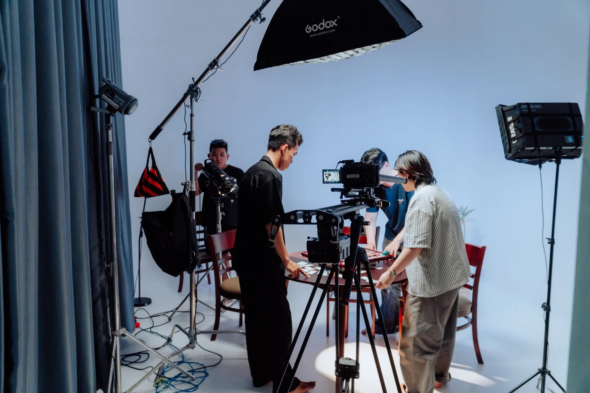 Hậu trường buổi TVC sinh viên tại Vũ Huệ Studio Thủ Đức, post production