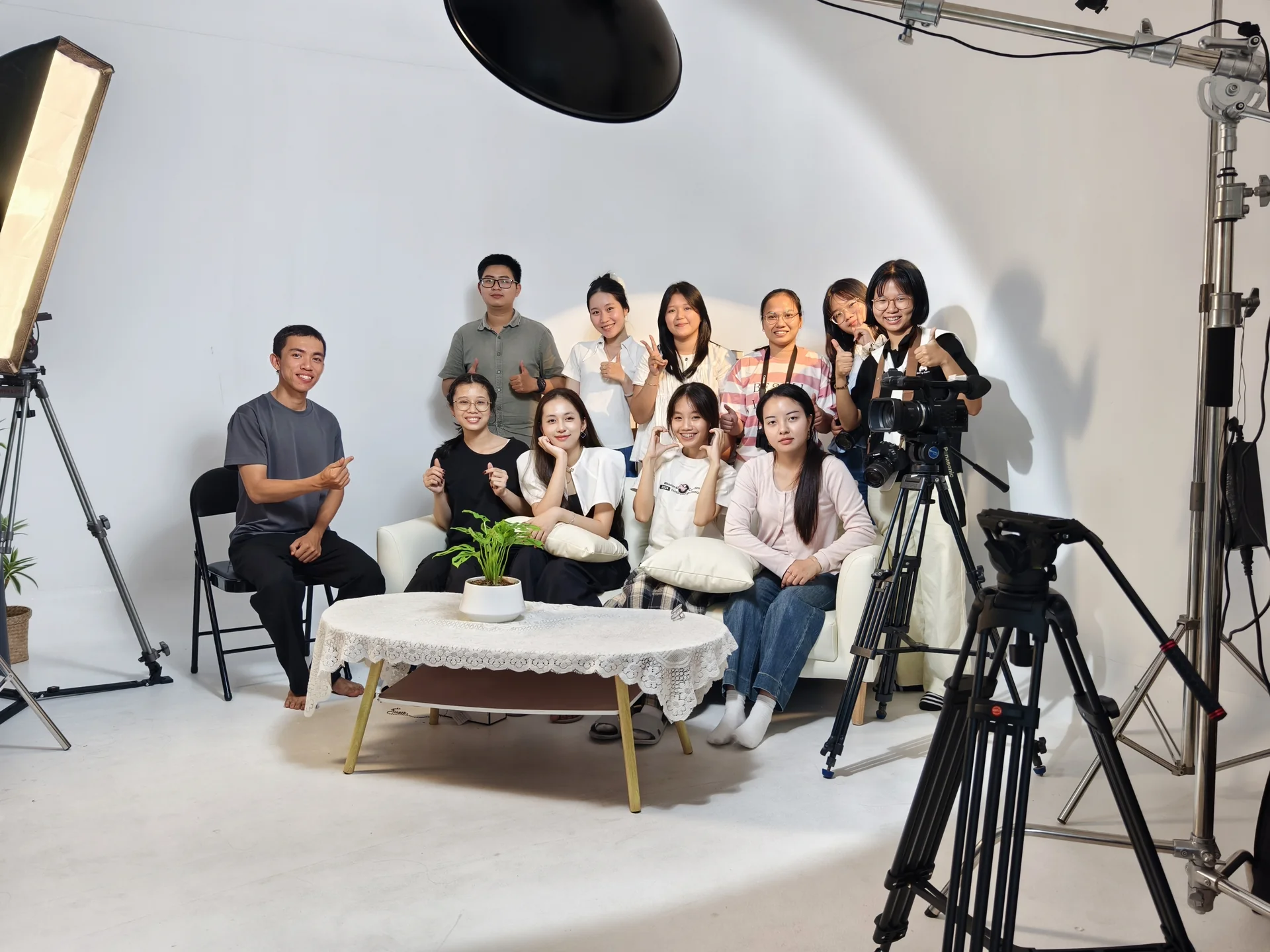 Thuê studio quay kỷ yếu — khu vực setup tại VuHue Studio Thủ Đức